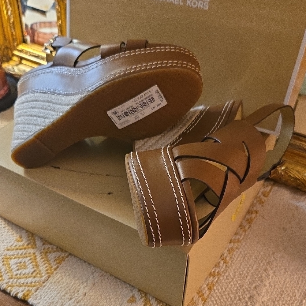 NWT Michael Kors Tan Wedge Sandals 8 - Picture 3 of 9